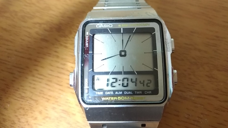 動き出した古いデジタル腕時計