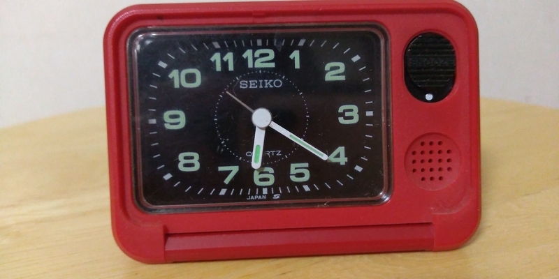 携帯用の赤い目覚まし時計QQ611R