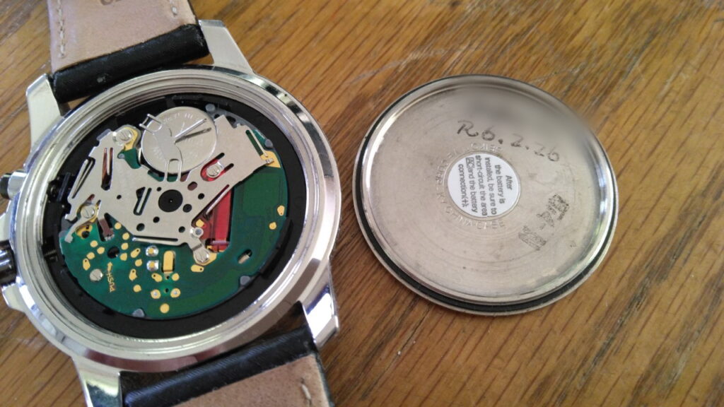 裏蓋に書かれた時計の電池交換歴
