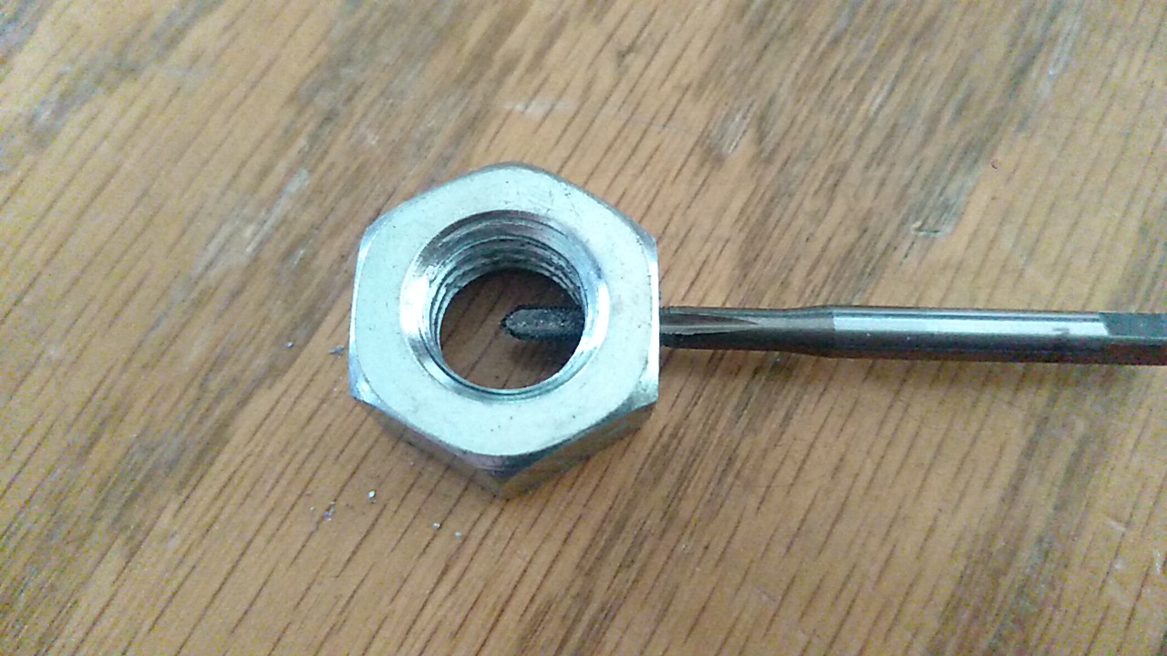 鉄のナットに横からネジ穴を開ける